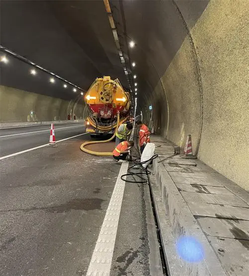 仪征隧道排水渠清淤